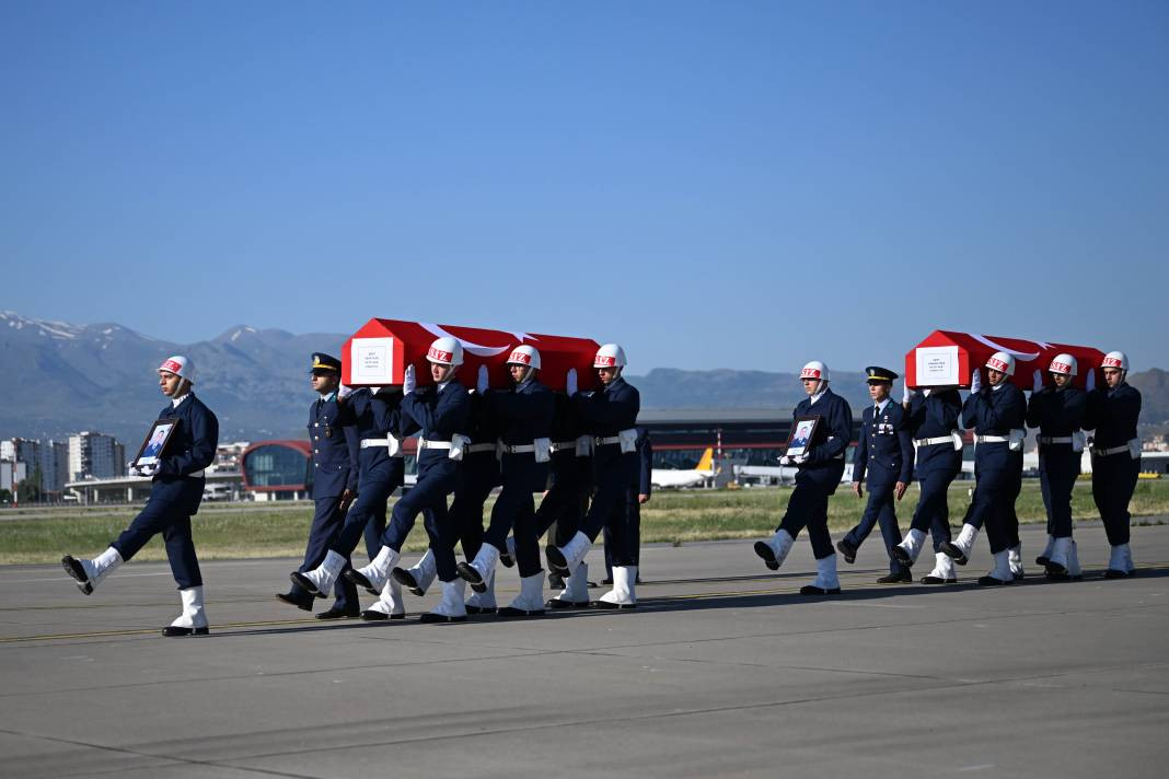 Uçak kazasında şehit olan 2 albay için komutanlıkta tören - Resim: 21